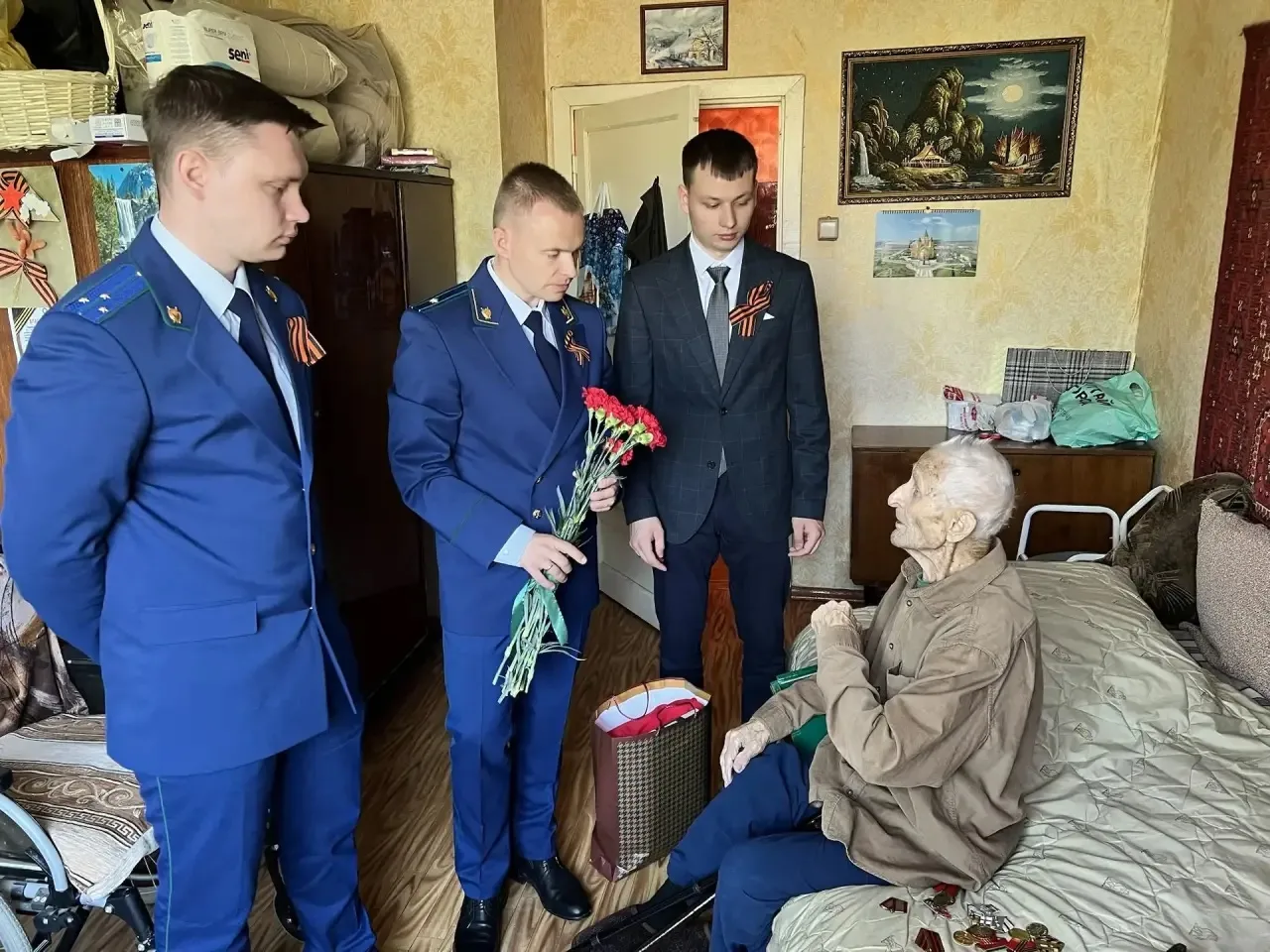 Работники прокуратуры Сормовского района г. Нижнего Новгорода поздравили ветеранов Великой Отечественной войны с 81-й годовщиной Победы в Великой Отечественной войне