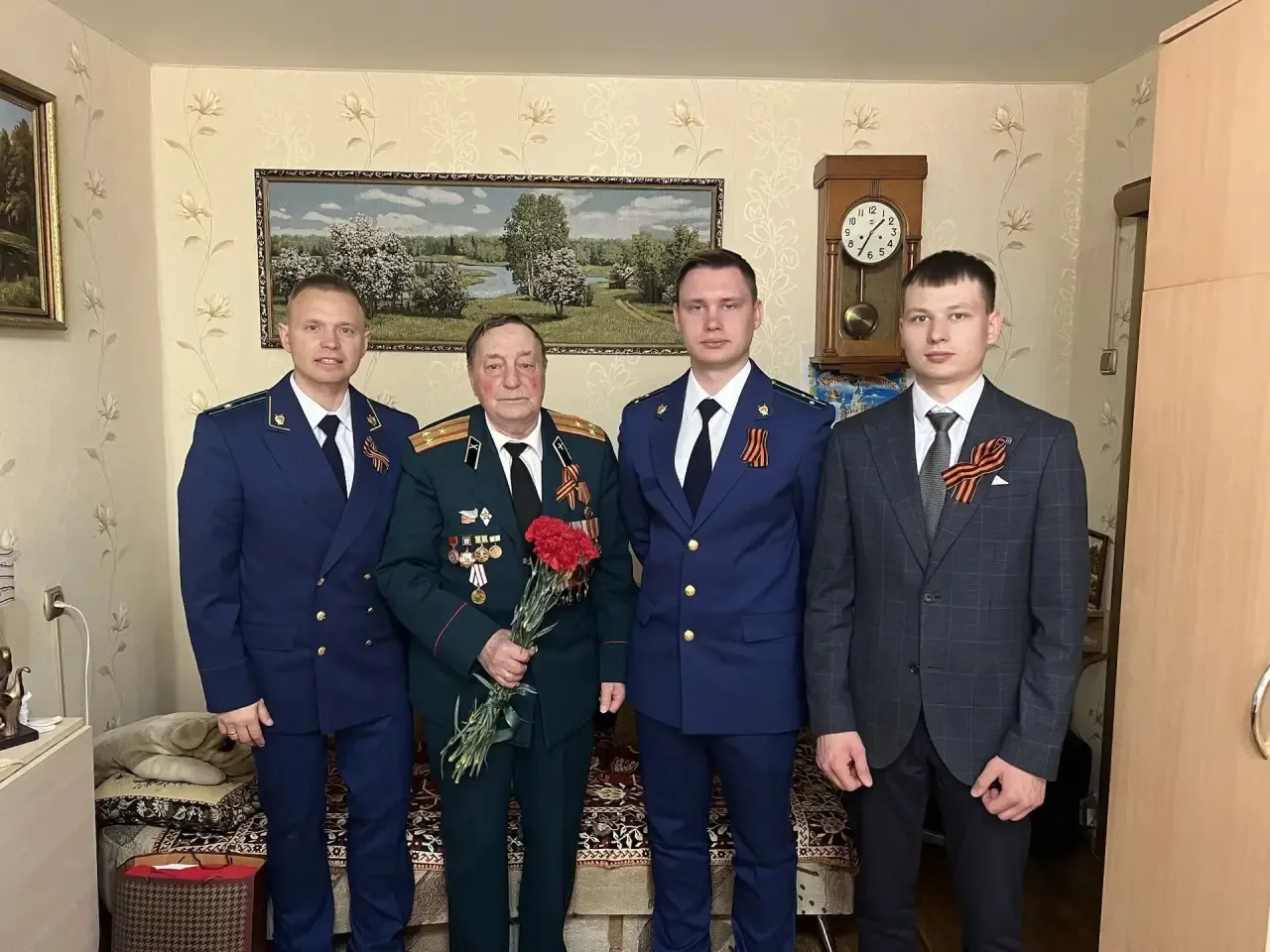 Работники прокуратуры Сормовского района г. Нижнего Новгорода поздравили ветеранов Великой Отечественной войны с 81-й годовщиной Победы в Великой Отечественной войне Работники прокуратуры Сормовского района г. Нижнего Новгорода поздравили ветеранов Великой Отечественной войны с 81-й годовщиной Победы в Великой Отечественной войне
