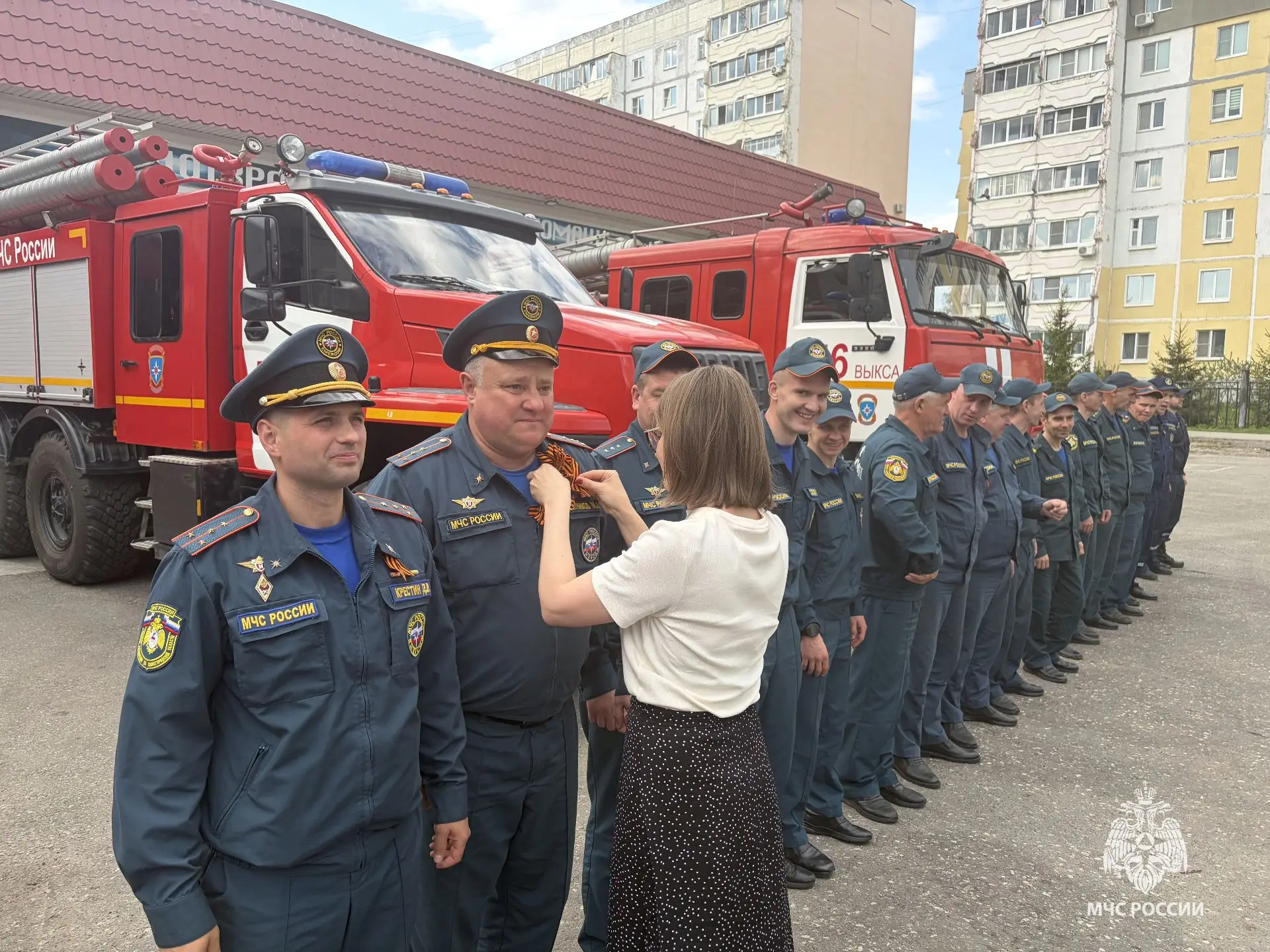 Молодёжь Выксы поддержала пожарных Георгиевскими ленточками Молодёжь Выксы поддержала пожарных Георгиевскими ленточками