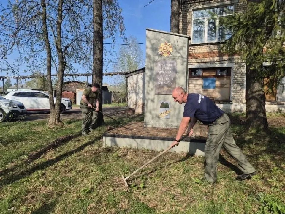 Сотрудники Шахунского межрайонного следственного отдела благоустроили мемориал памяти воинов Великой Отечественной войны Сотрудники Шахунского межрайонного следственного отдела благоустроили мемориал памяти воинов Великой Отечественной войны