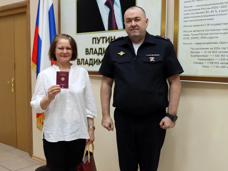 Нижегородские полицейские вручили гражданам Германии разрешения на временное проживание на территории России Нижегородские полицейские вручили гражданам Германии разрешения на временное проживание на территории России