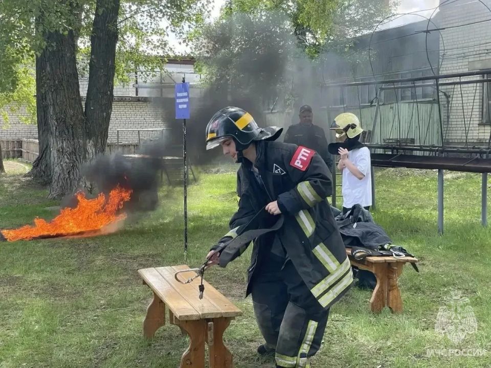 Будущее нашей страны — в руках смелых и отважных!