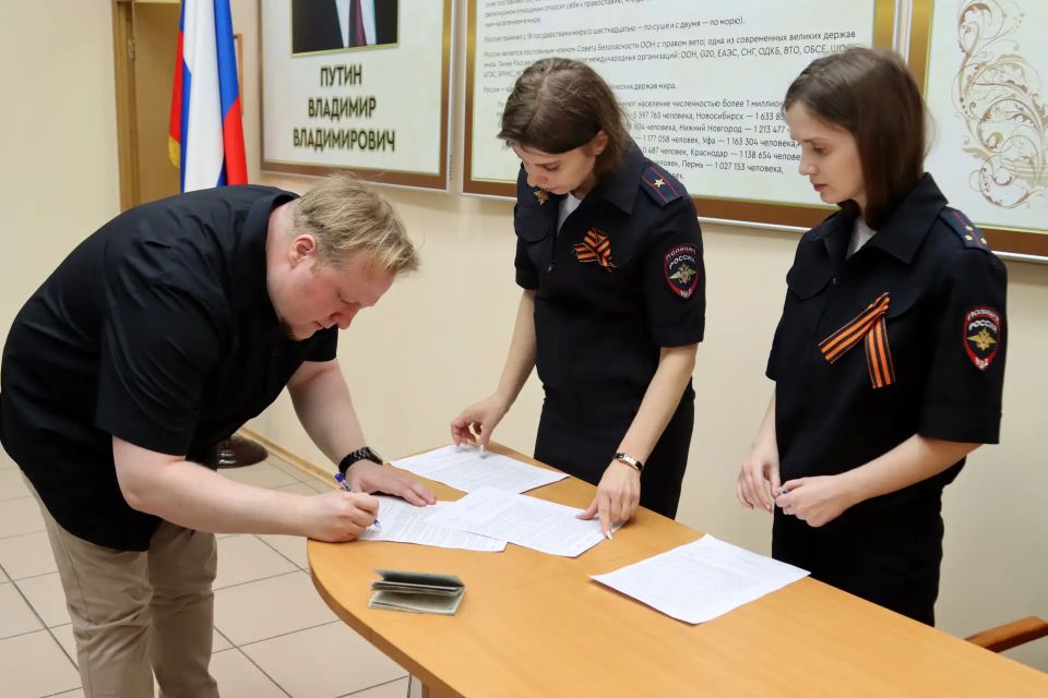 Нижегородские полицейские вручили гражданам Германии разрешения на временное проживание на территории России Нижегородские полицейские вручили гражданам Германии разрешения на временное проживание на территории России