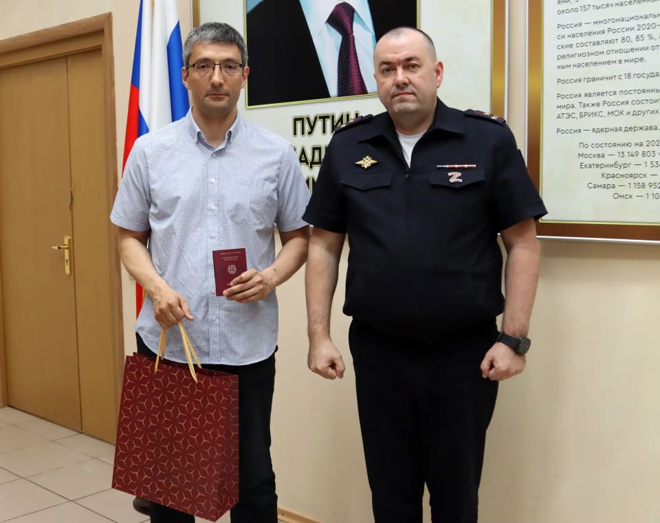 Нижегородские полицейские вручили гражданам Германии разрешения на временное проживание на территории России Нижегородские полицейские вручили гражданам Германии разрешения на временное проживание на территории России