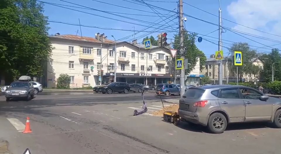 Административное расследование проводят после столкновения самоката с автомобилем на ул. Бекетова