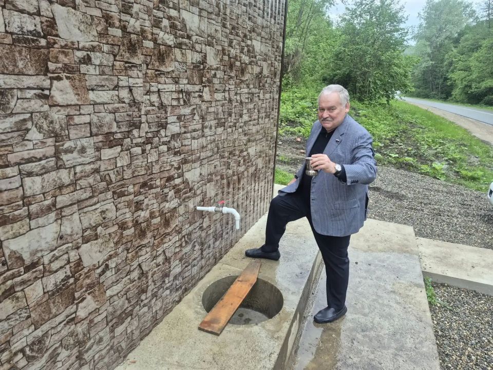Константин Затулин: Под вечер депутат направился в хорошо знакомый ему посёлок Новые Поляны, входящий вместе с Черниговским поселением в один из районных округов, в котором избирался депутатом районного собрания его старый... Константин Затулин: Под вечер депутат направился в хорошо знакомый ему посёлок Новые Поляны, входящий вместе с Черниговским поселением в один из районных округов, в котором избирался депутатом районного собрания его старый...