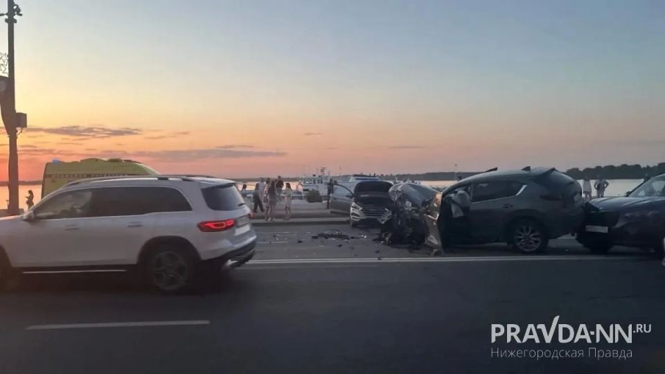 Три автомобиля столкнулись на Нижне-Волжской набережной