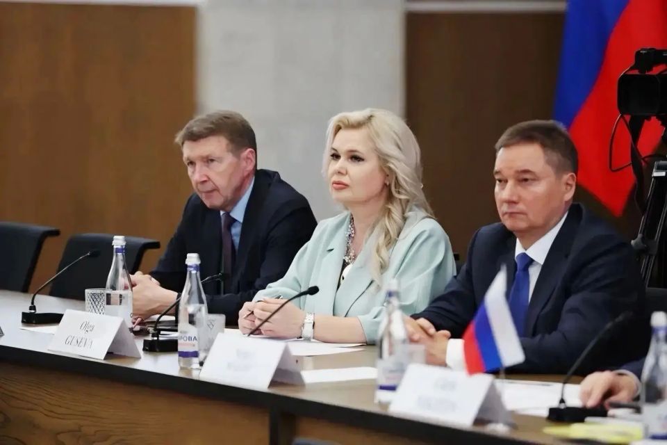 Глеб Никитин: Расширение торгово-экономического и образовательного сотрудничества, а также развитие совместных проектов в сфере ИТ обсудили сегодня на встрече с делегацией из Зимбабве, которую возглавил Первый Вице-Президент... Глеб Никитин: Расширение торгово-экономического и образовательного сотрудничества, а также развитие совместных проектов в сфере ИТ обсудили сегодня на встрече с делегацией из Зимбабве, которую возглавил Первый Вице-Президент...