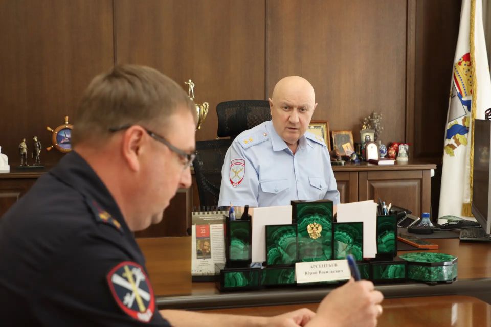 Начальник нижегородского Главка Юрий Арсентьев провел личный приём граждан Начальник нижегородского Главка Юрий Арсентьев провел личный приём граждан