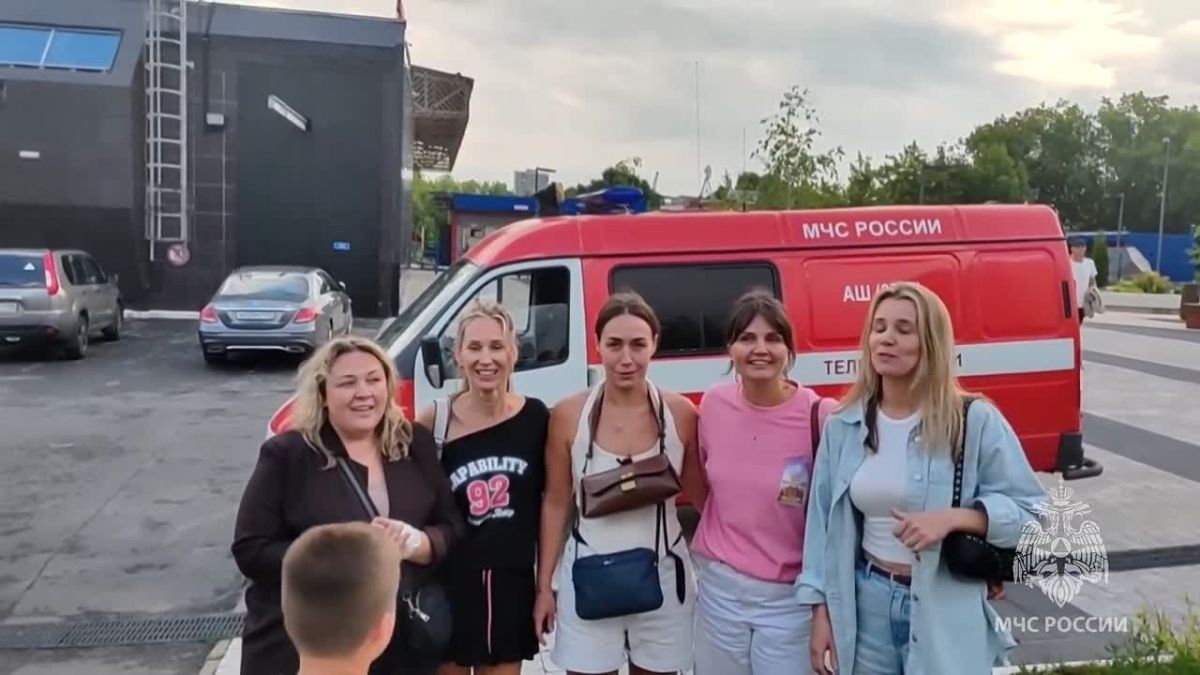 Спасенные пассажиры канатной дороги поблагодарили сотрудников регионального МЧС, а СК начал процессуальную проверку после происшествия на канатной дороге в Нижнем Новгороде