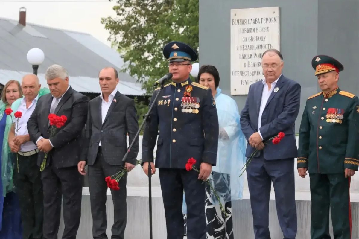Памятник Герою Советского Союза Александру Осиповичу Молеву открыли в поселке Фоминки Гороховецкого района Владимирской области Памятник Герою Советского Союза Александру Осиповичу Молеву открыли в поселке Фоминки Гороховецкого района Владимирской области