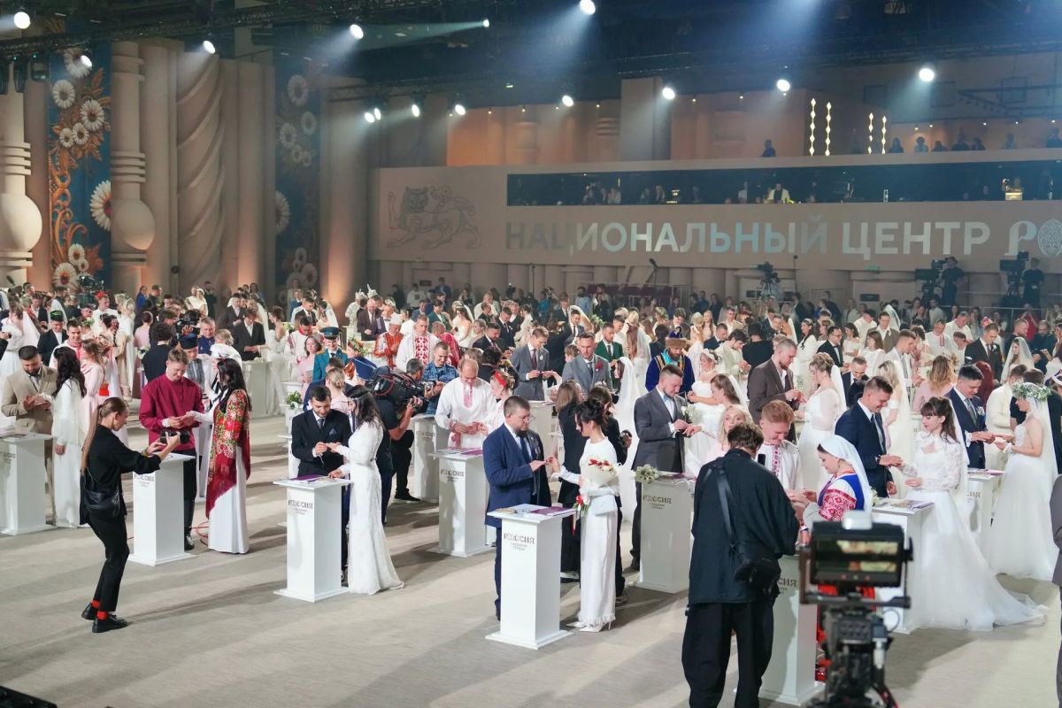 Молодожены из Нижегородской области Дмитрий Шибаров и Екатерина Еремина зарегистрировали брак на III Всероссийском свадебном фестивале «Россия Молодожены из Нижегородской области Дмитрий Шибаров и Екатерина Еремина зарегистрировали брак на III Всероссийском свадебном фестивале «Россия