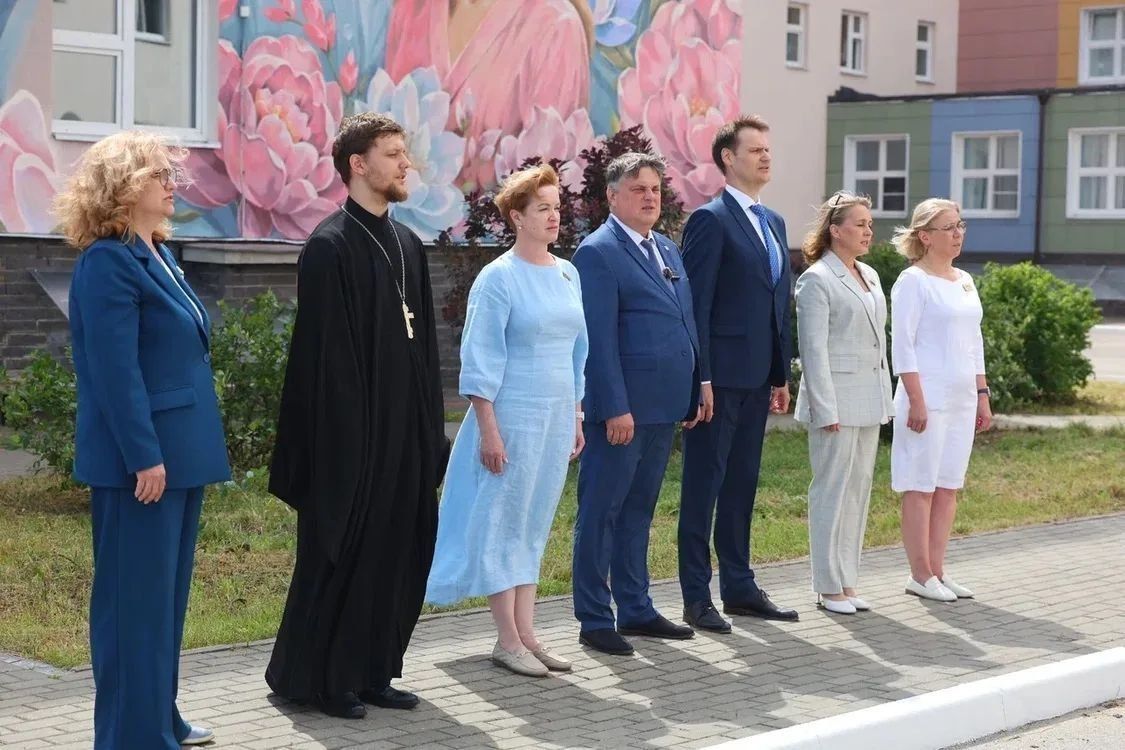 На фасаде Дзержинского перинатального центра открылся уникальный мурал, посвящённый самым важным ценностям — любви и рождению детей На фасаде Дзержинского перинатального центра открылся уникальный мурал, посвящённый самым важным ценностям — любви и рождению детей