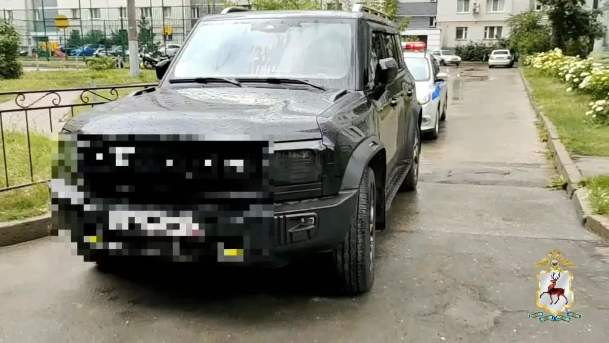 Иномарка полностью перекрыла проезд во двор на улице Василия Иванова в Сормовском районе