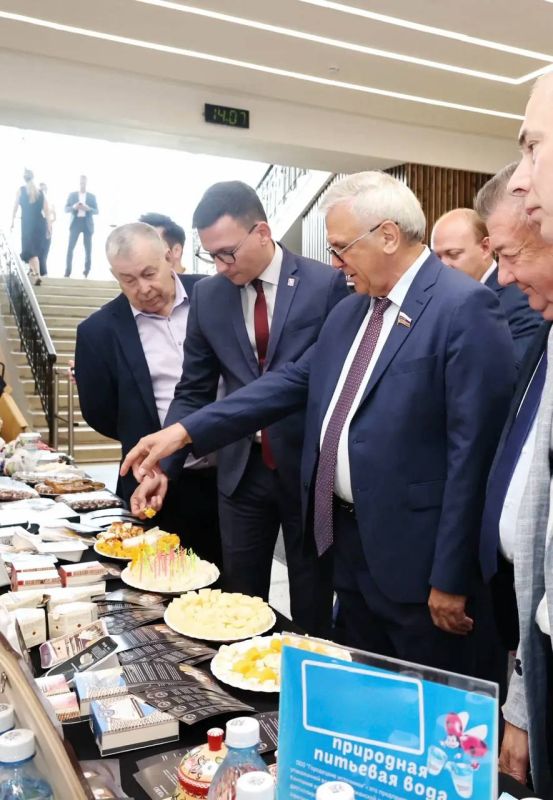 – А у вас пряники с рыбкой? – А у вас пряники с рыбкой?