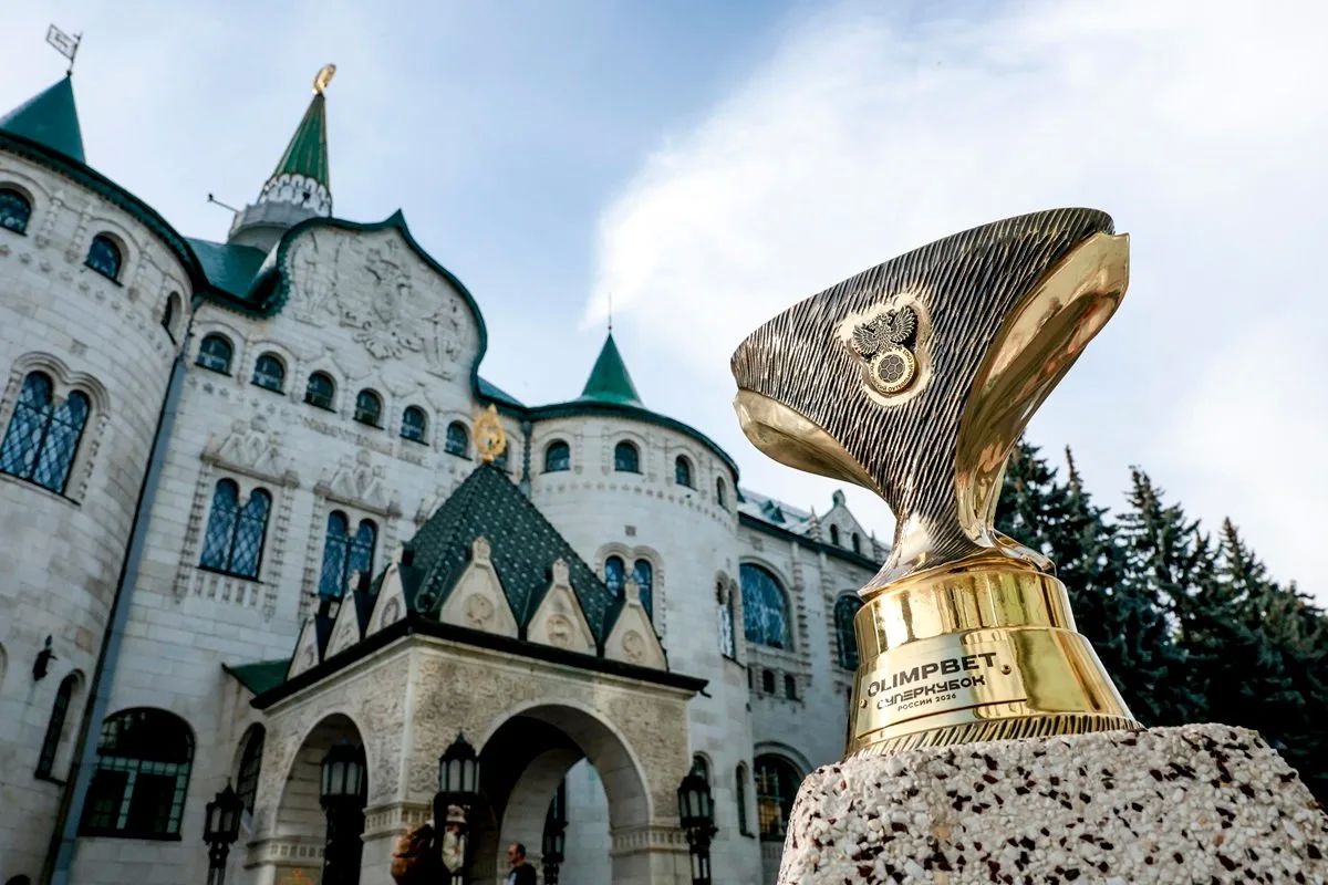 Смотрите-ка, какой гость приехал в Нижний — это же главный трофей OLIMPBET Суперкубка России по футболу! Смотрите-ка, какой гость приехал в Нижний — это же главный трофей OLIMPBET Суперкубка России по футболу!
