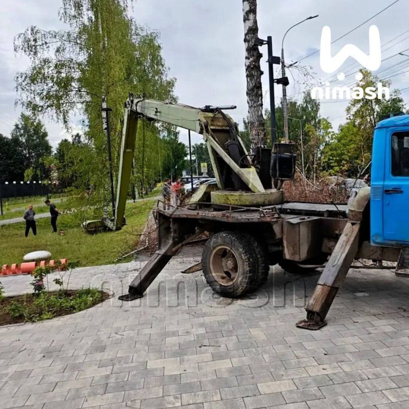 Крановщик погиб во время обрезки деревьев возле парка в Лыскове Крановщик погиб во время обрезки деревьев возле парка в Лыскове