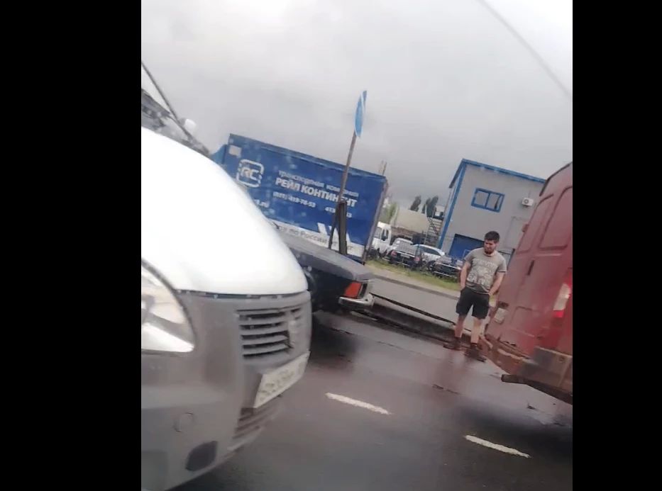 Серьезная пробка образовалась из-за ДТП на улице Удмуртской