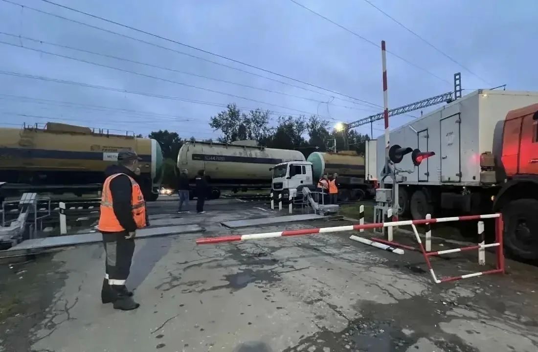 Поезд столкнулся с грузовиком на Бору Поезд столкнулся с грузовиком на Бору