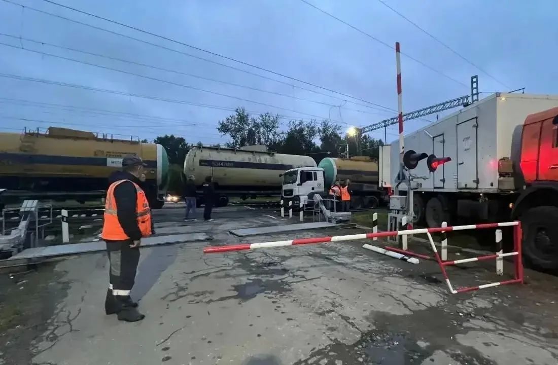 Поезд столкнулся с грузовиком, перевозившим трактор Поезд столкнулся с грузовиком, перевозившим трактор