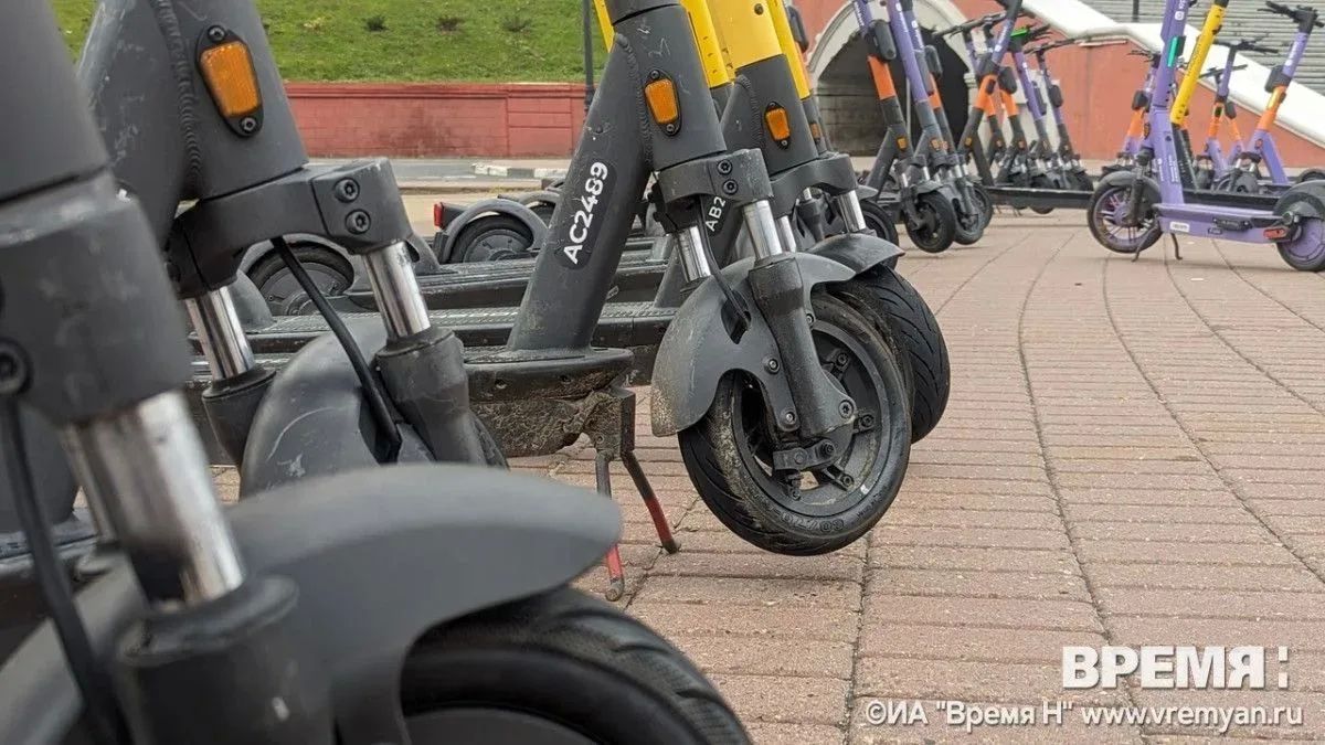 Нижегородской области предложили увеличить штрафы за размещение самокатов на газонах