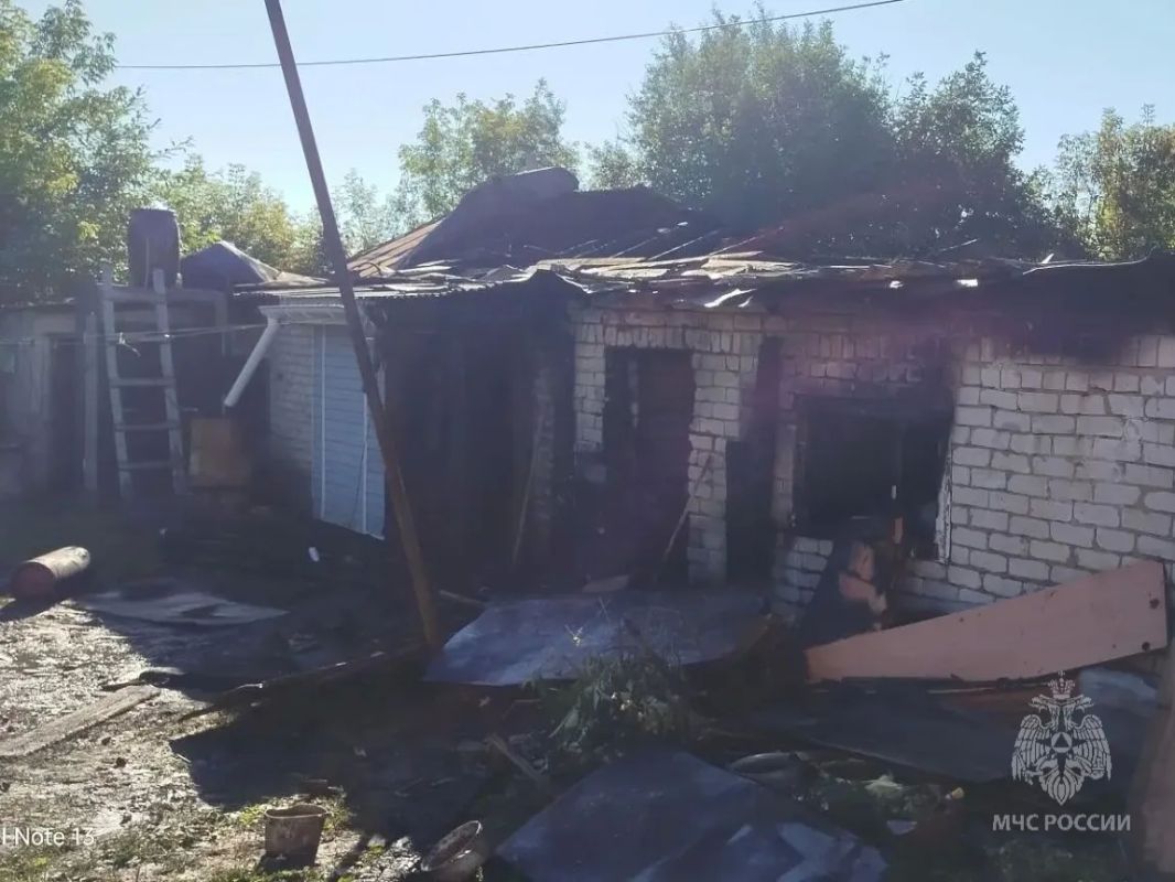 Пожар с гибелью. В Сергаче на улице Лизы Чайкиной пожарные ликвидировали возгорание в шестиквартирном частично расселённом доме Пожар с гибелью. В Сергаче на улице Лизы Чайкиной пожарные ликвидировали возгорание в шестиквартирном частично расселённом доме
