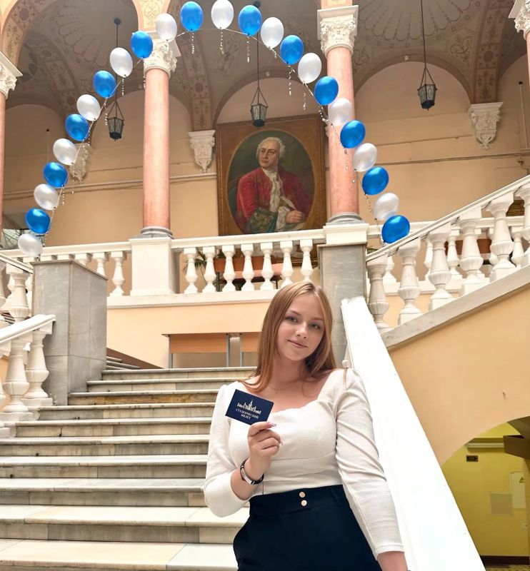 Высокие баллы на ЕГЭ открывают перед выпускниками двери в топовые вузы России, но сможет ли вчерашний школьник воспользоваться такой возможностью, зависит от него самого Высокие баллы на ЕГЭ открывают перед выпускниками двери в топовые вузы России, но сможет ли вчерашний школьник воспользоваться такой возможностью, зависит от него самого