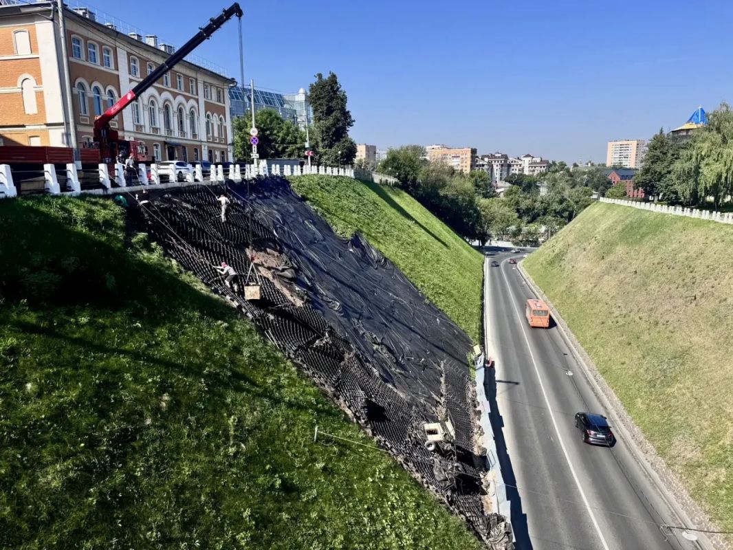 В Нижнем склон Зеленского съезда укрепляют после схода грунта — работы идут по графику В Нижнем склон Зеленского съезда укрепляют после схода грунта — работы идут по графику