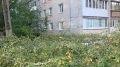 Рабочие в Щербинках уронили столб на иномарку, а потом тихонько уехали
