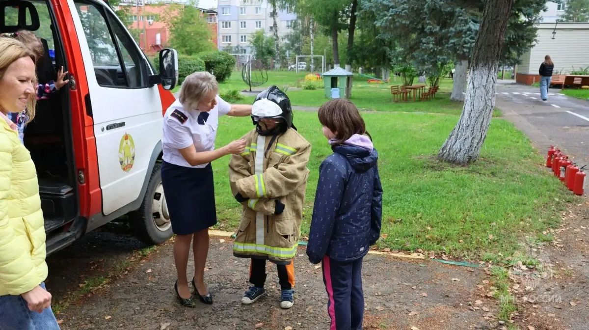 В преддверии Дня знаний сотрудники МЧС России навестили воспитанников центра «Бригантина» В преддверии Дня знаний сотрудники МЧС России навестили воспитанников центра «Бригантина»