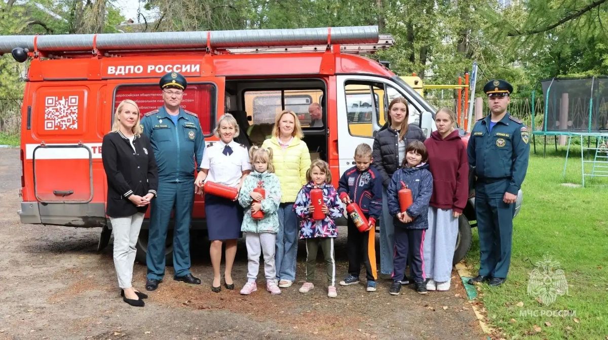 В преддверии Дня знаний сотрудники МЧС России навестили воспитанников центра «Бригантина» В преддверии Дня знаний сотрудники МЧС России навестили воспитанников центра «Бригантина»