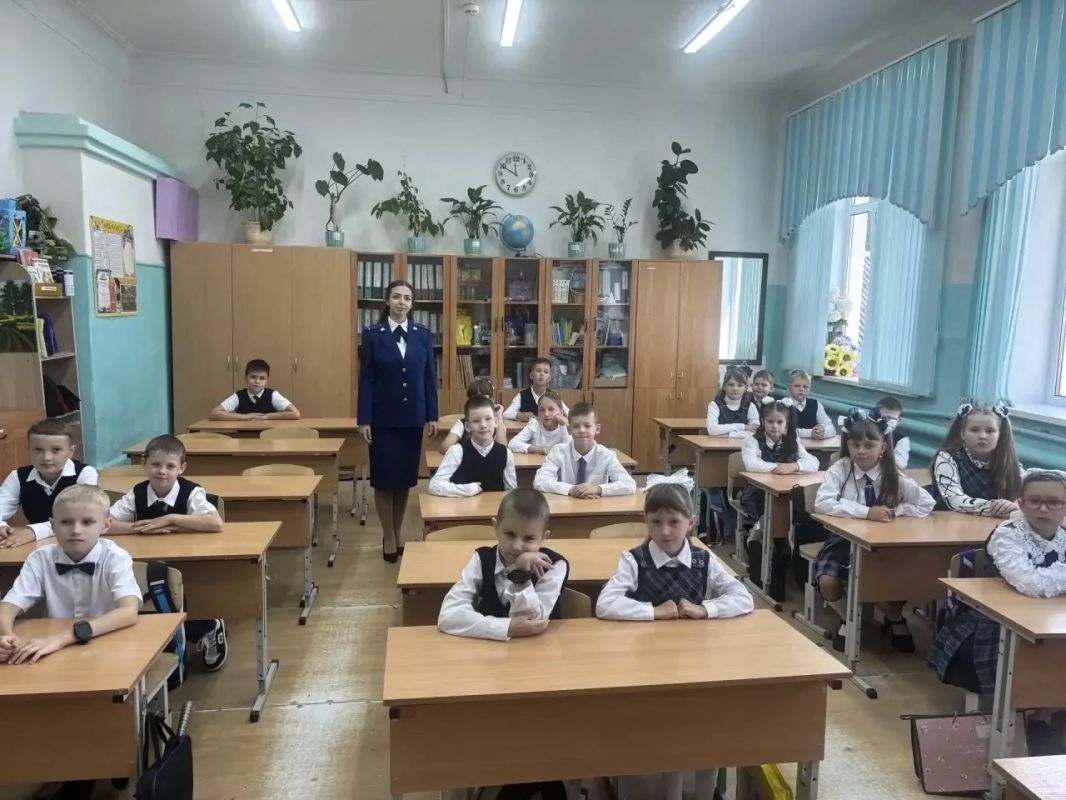 Работники органов прокуратуры Нижегородской области приняли участие в торжественных линейках, посвященных Дню знаний Работники органов прокуратуры Нижегородской области приняли участие в торжественных линейках, посвященных Дню знаний