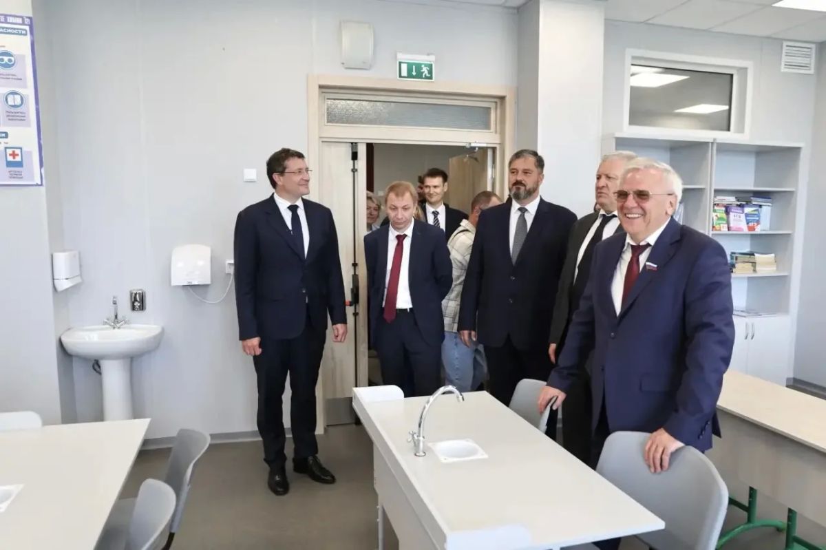 Школу на 1100 учеников с бассейном и тремя спортзалами открыли в Дзержинске Школу на 1100 учеников с бассейном и тремя спортзалами открыли в Дзержинске