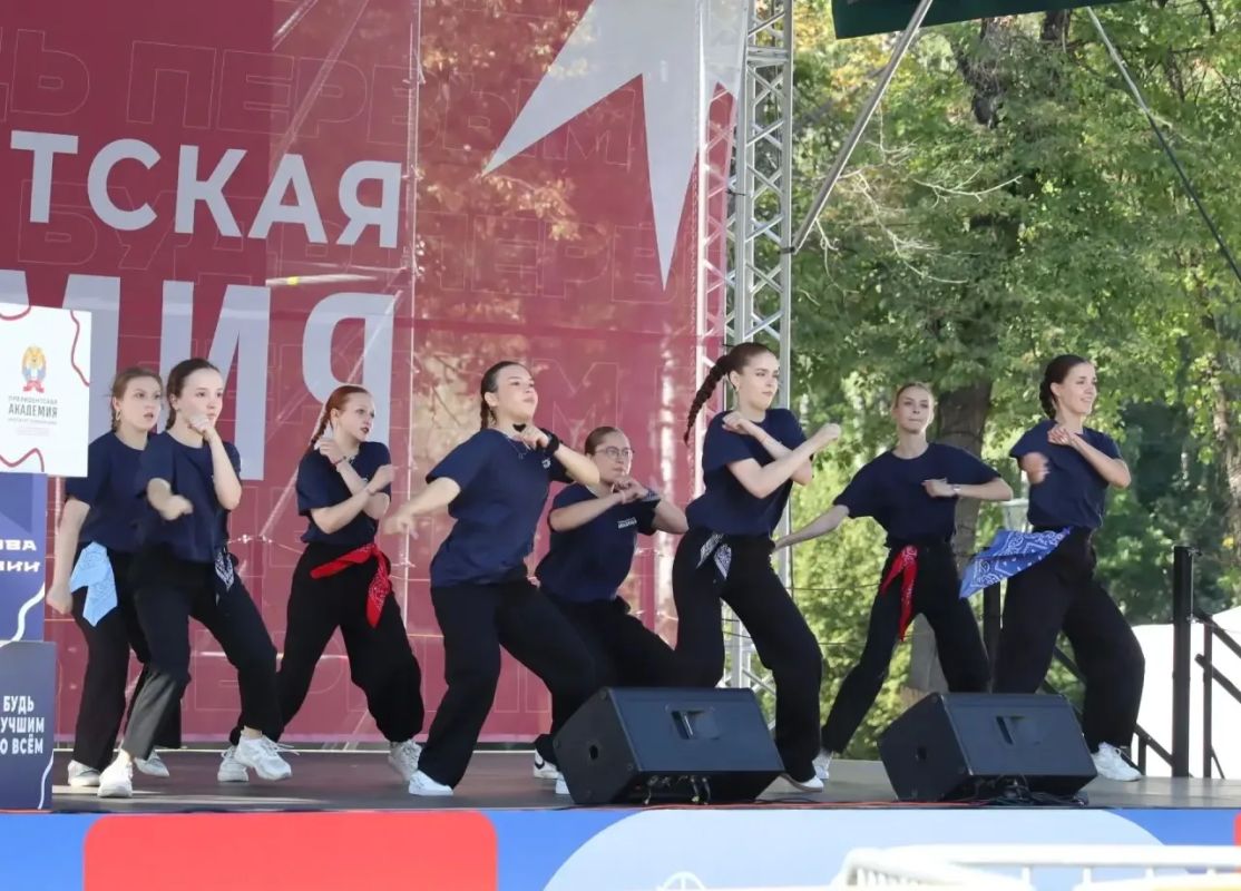 Сегодняшний День знаний для меня объединил сразу два поколения учащихся Сегодняшний День знаний для меня объединил сразу два поколения учащихся