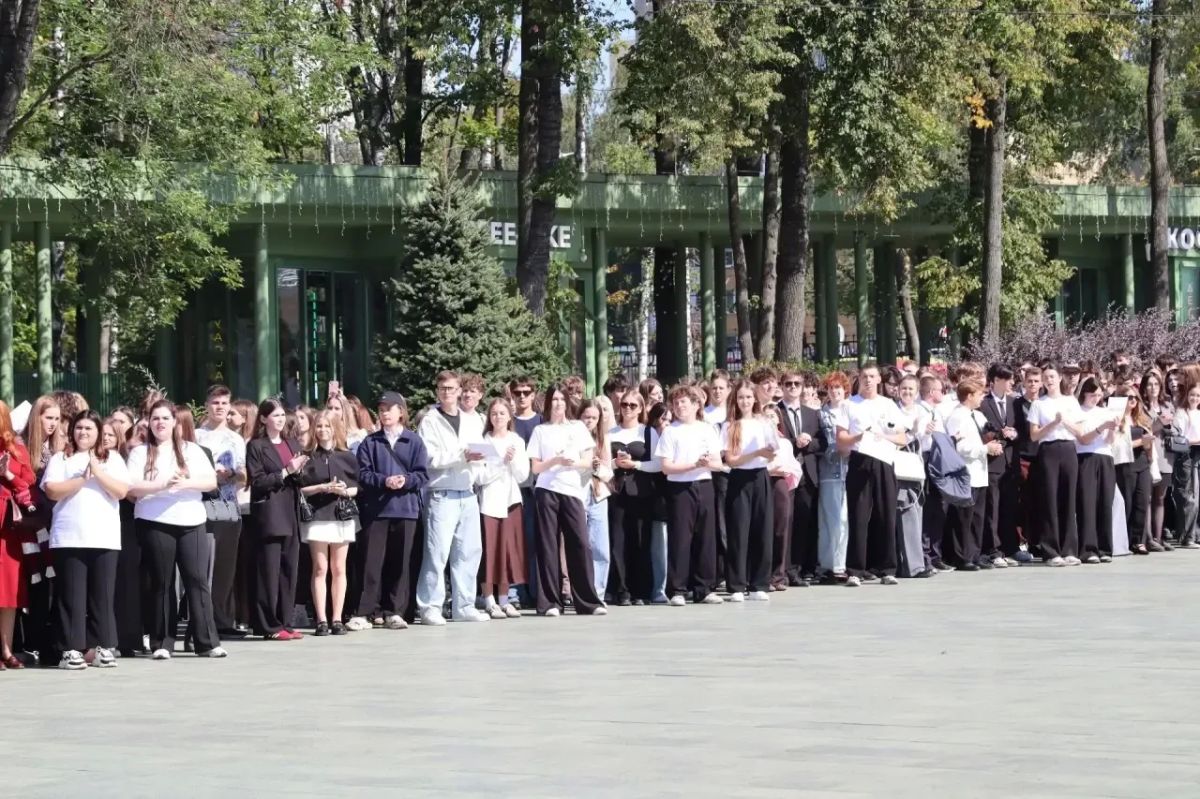 Сегодняшний День знаний для меня объединил сразу два поколения учащихся Сегодняшний День знаний для меня объединил сразу два поколения учащихся