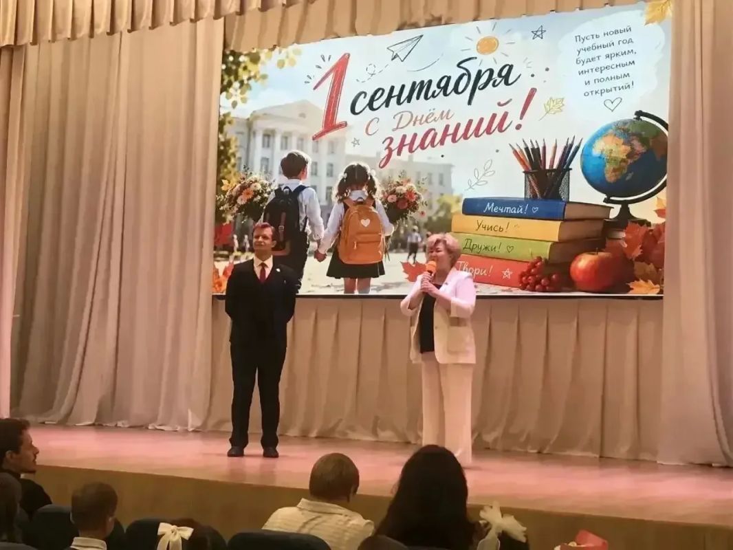 Депутаты ЗСНО приняли участие в торжественных линейках, посвящённых Дню знаний Депутаты ЗСНО приняли участие в торжественных линейках, посвящённых Дню знаний