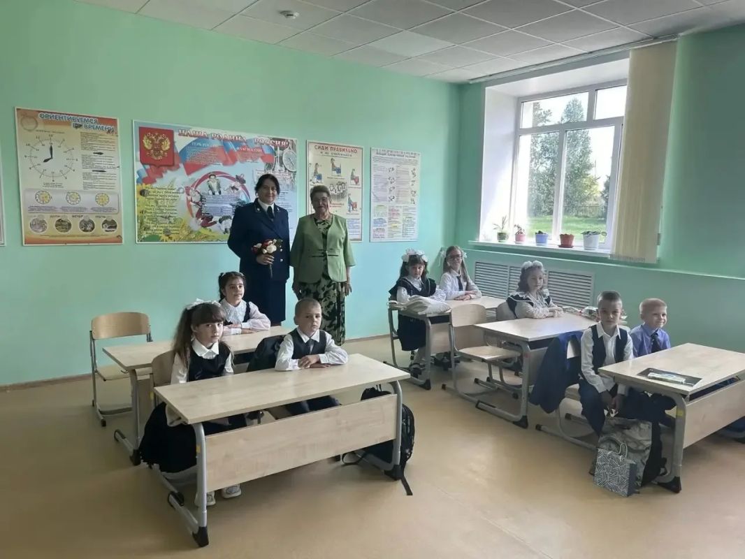 Работники органов прокуратуры Нижегородской области приняли участие в торжественных линейках, посвященных Дню знаний Работники органов прокуратуры Нижегородской области приняли участие в торжественных линейках, посвященных Дню знаний
