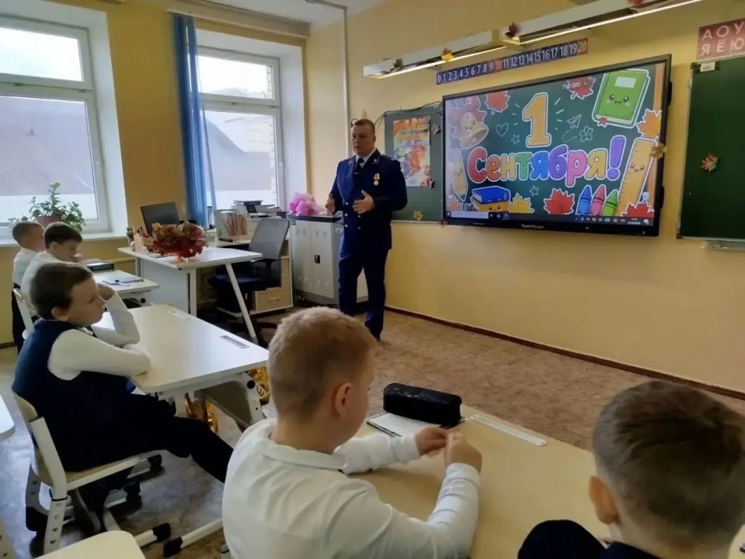 Работники органов прокуратуры Нижегородской области приняли участие в торжественных линейках, посвященных Дню знаний Работники органов прокуратуры Нижегородской области приняли участие в торжественных линейках, посвященных Дню знаний