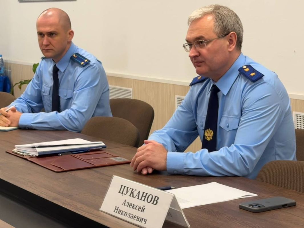 Сегодня прокурор Нижегородской области Алексей Цуканов провел выездной прием работников Борского стекольного завода Сегодня прокурор Нижегородской области Алексей Цуканов провел выездной прием работников Борского стекольного завода