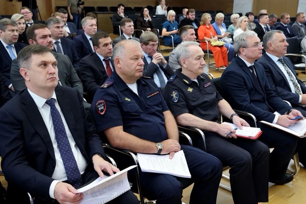 Глеб Никитин: Сегодня на заседании правительства Нижегородской области утвердил новую комплексную программу развития общественного транспорта до 2036 года Глеб Никитин: Сегодня на заседании правительства Нижегородской области утвердил новую комплексную программу развития общественного транспорта до 2036 года
