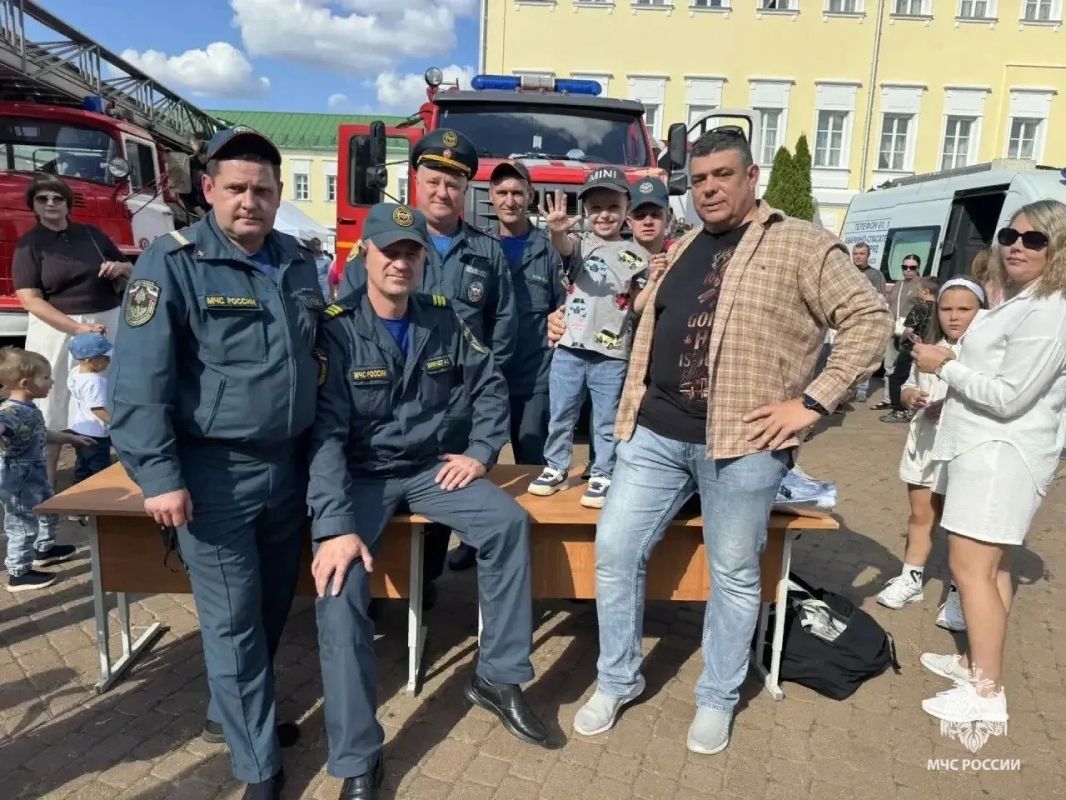 В Выксе прошел фестиваль «Парад профессий»: спасатели познакомили школьников с работой МЧС России В Выксе прошел фестиваль «Парад профессий»: спасатели познакомили школьников с работой МЧС России