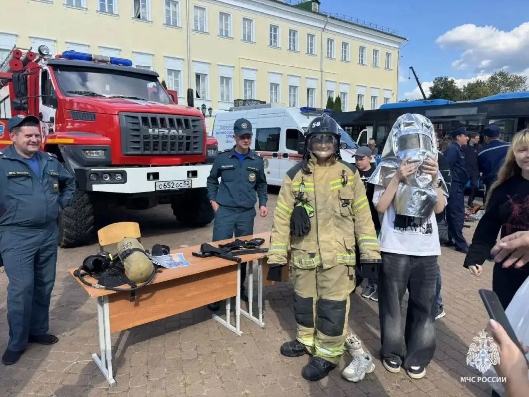 В Выксе прошел фестиваль «Парад профессий»: спасатели познакомили школьников с работой МЧС России В Выксе прошел фестиваль «Парад профессий»: спасатели познакомили школьников с работой МЧС России