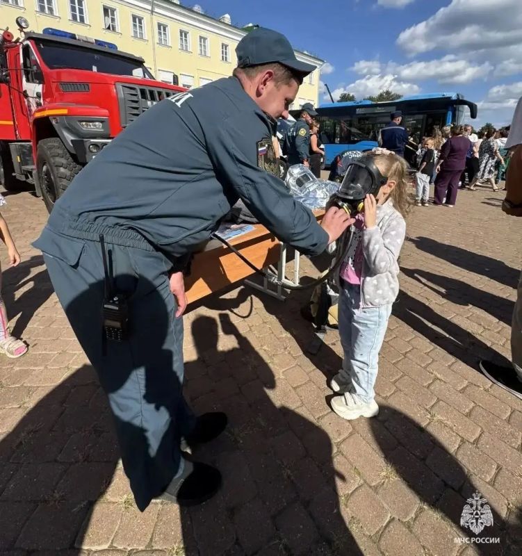 В Выксе прошел фестиваль «Парад профессий»: спасатели познакомили школьников с работой МЧС России В Выксе прошел фестиваль «Парад профессий»: спасатели познакомили школьников с работой МЧС России