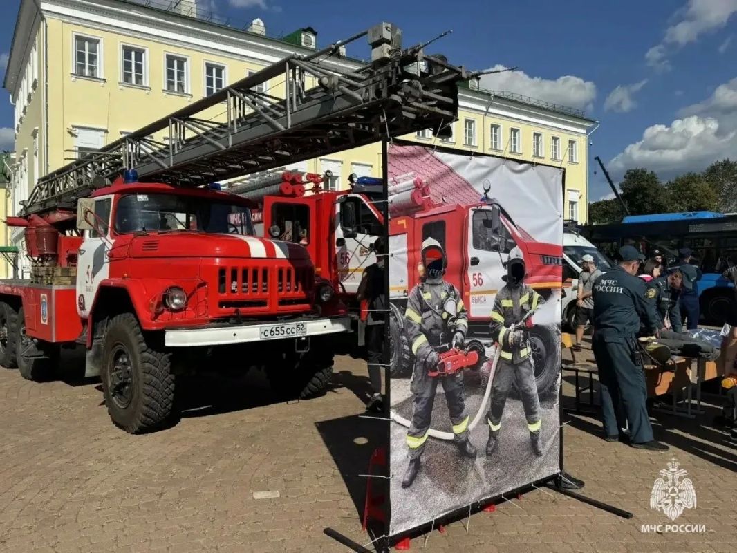 В Выксе прошел фестиваль «Парад профессий»: спасатели познакомили школьников с работой МЧС России В Выксе прошел фестиваль «Парад профессий»: спасатели познакомили школьников с работой МЧС России