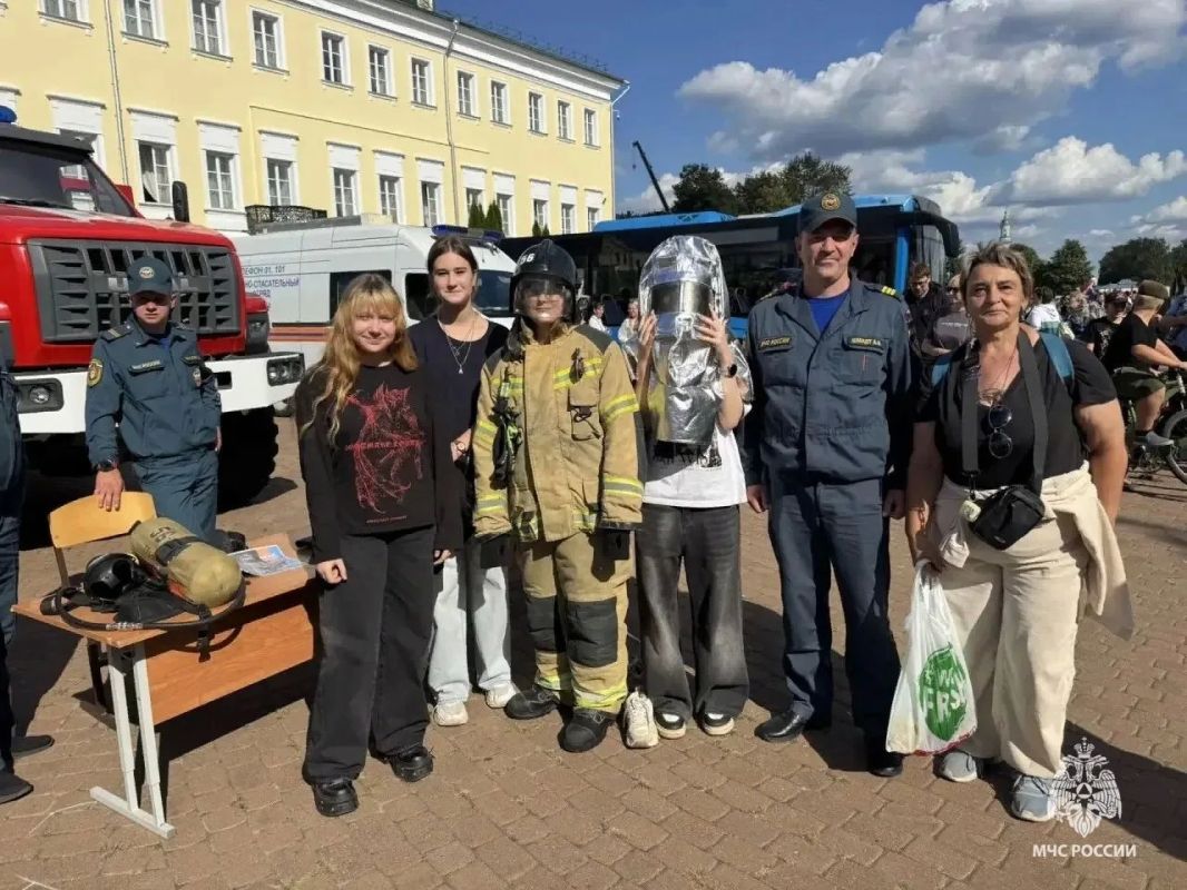 В Выксе прошел фестиваль «Парад профессий»: спасатели познакомили школьников с работой МЧС России В Выксе прошел фестиваль «Парад профессий»: спасатели познакомили школьников с работой МЧС России
