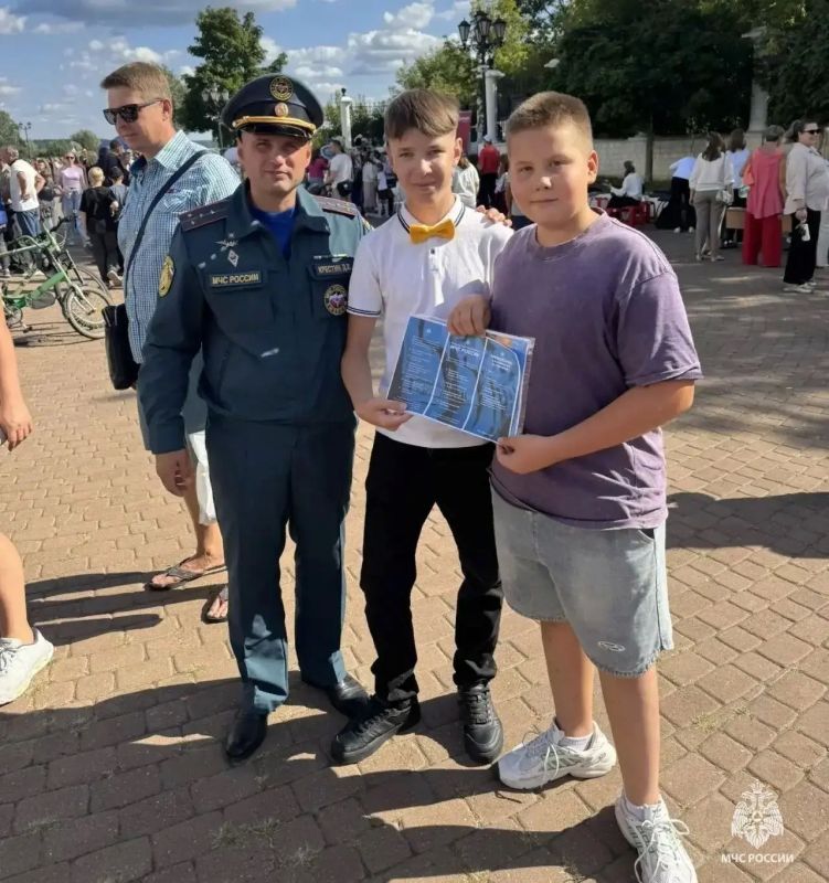 В Выксе прошел фестиваль «Парад профессий»: спасатели познакомили школьников с работой МЧС России В Выксе прошел фестиваль «Парад профессий»: спасатели познакомили школьников с работой МЧС России