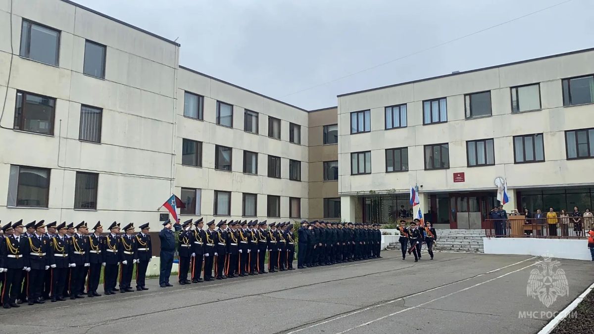 Под вынос знамени!. В такой торжественной обстановке начался новый учебный год для кадетов МЧС России – воспитанников школы имени легендарного спасателя Андрея Рожкова Под вынос знамени!. В такой торжественной обстановке начался новый учебный год для кадетов МЧС России – воспитанников школы имени легендарного спасателя Андрея Рожкова