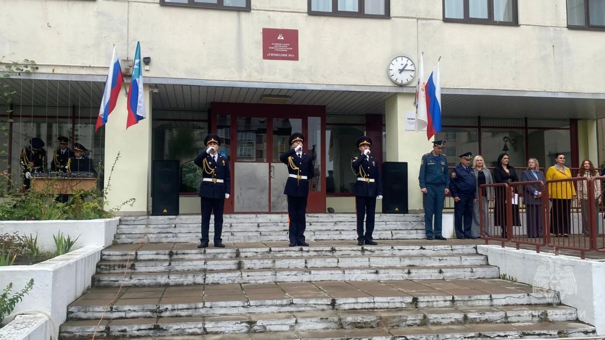 Под вынос знамени!. В такой торжественной обстановке начался новый учебный год для кадетов МЧС России – воспитанников школы имени легендарного спасателя Андрея Рожкова Под вынос знамени!. В такой торжественной обстановке начался новый учебный год для кадетов МЧС России – воспитанников школы имени легендарного спасателя Андрея Рожкова