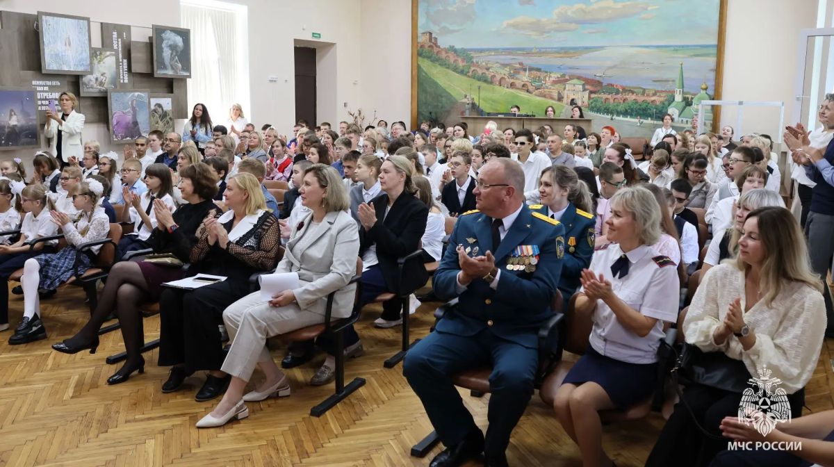 Добро начинается с заботы: сотрудники МЧС поздравили детей с Днем знаний Добро начинается с заботы: сотрудники МЧС поздравили детей с Днем знаний
