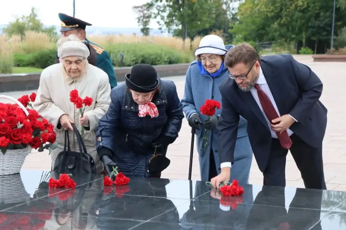 Глеб Никитин: В день 85-летия с начала блокады Ленинграда ветераны-блокадники возложили цветы к Вечному огню и встретились со школьниками в Нижнем Новгороде Глеб Никитин: В день 85-летия с начала блокады Ленинграда ветераны-блокадники возложили цветы к Вечному огню и встретились со школьниками в Нижнем Новгороде